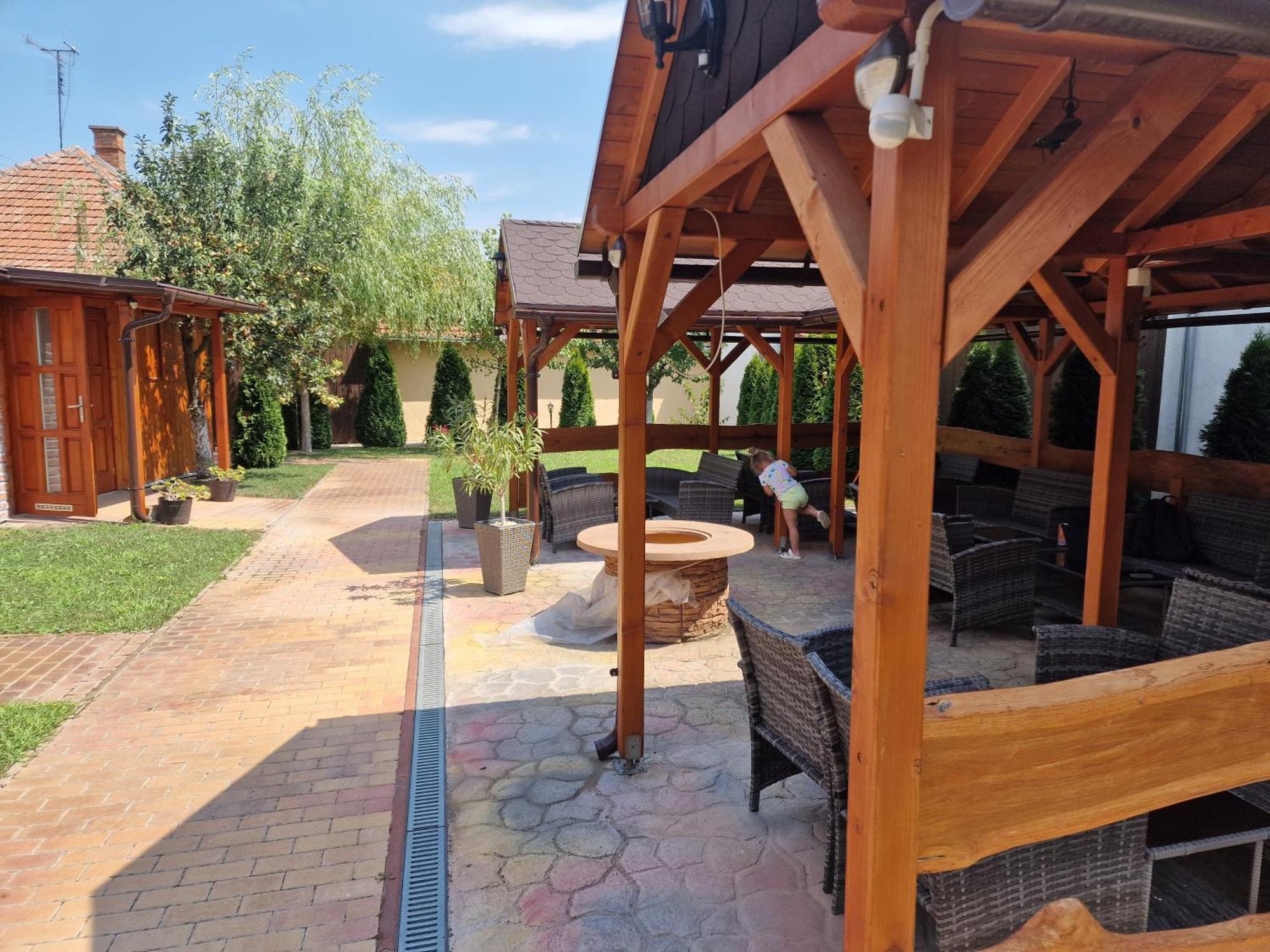 Holiday Apartmanhaz Gyula Luaran gambar