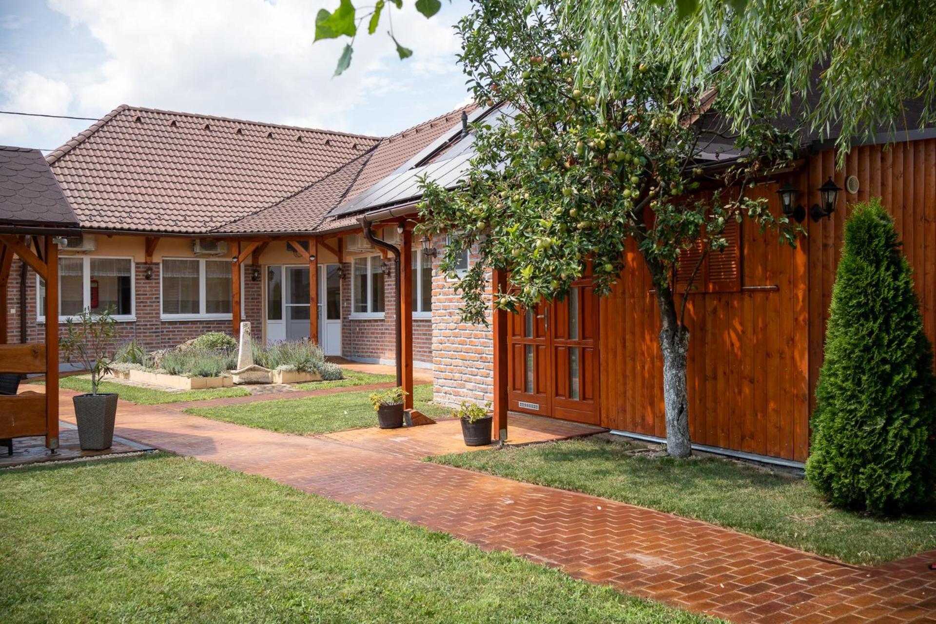 Holiday Apartmanhaz Gyula Luaran gambar